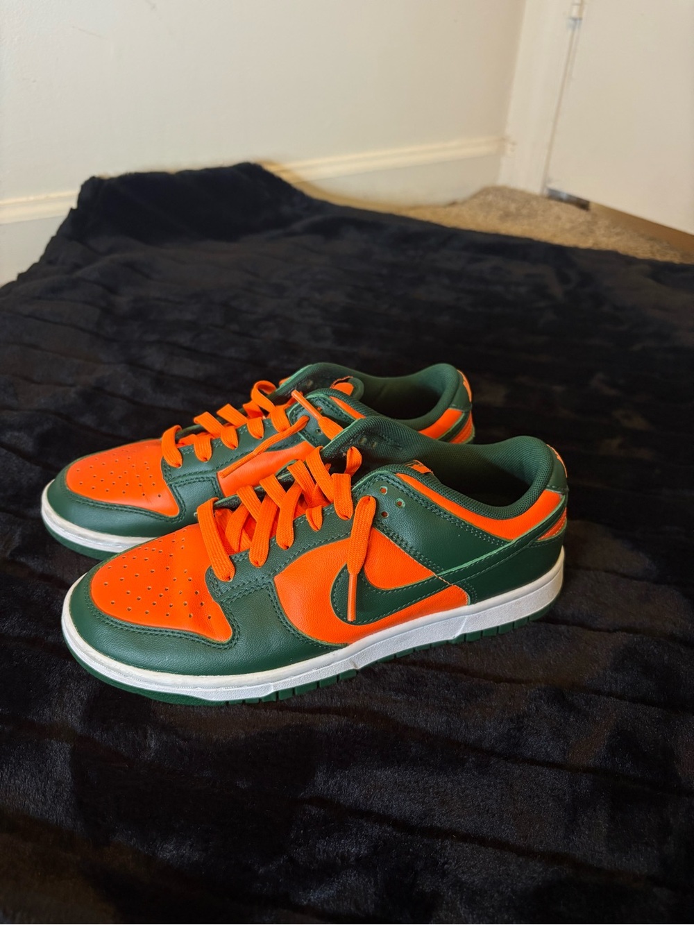 Nike Low-Top Sneakers in Green and Orange
